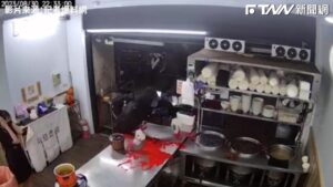 影／桃園龜山麵店　無故遭蒙面歹徒潑紅漆砸店