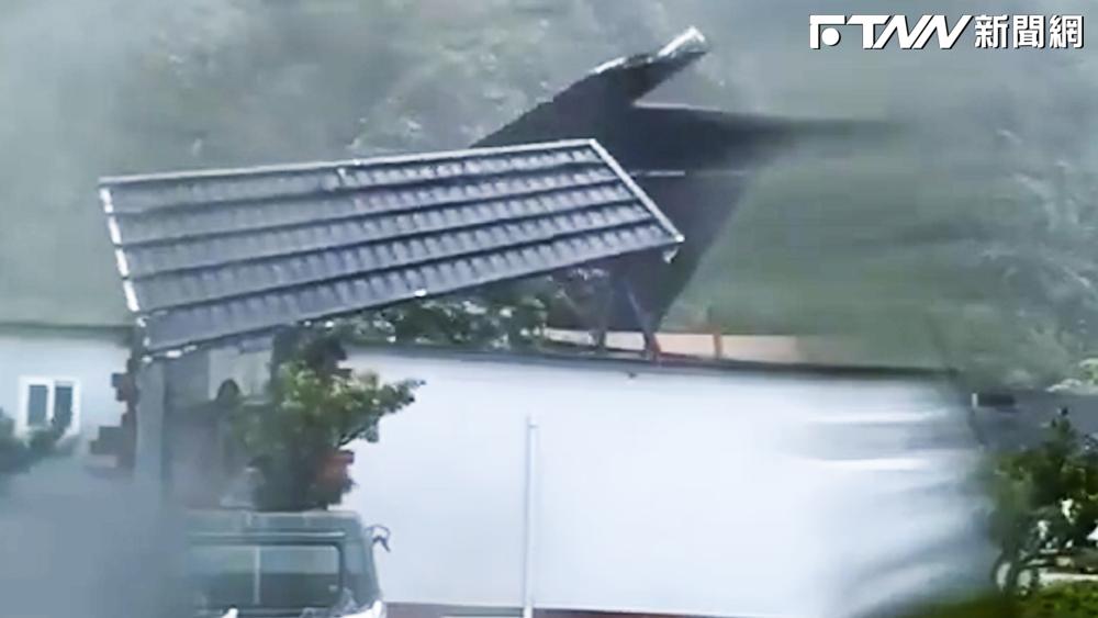 影／「海葵」吹翻綠島民宅屋頂　民眾驚恐大喊：怎麼辦！
