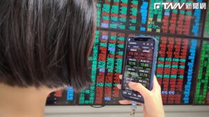 風水輪流轉？蘋概「大立光」強漲3.5%　台股黑翻紅「收16791點」