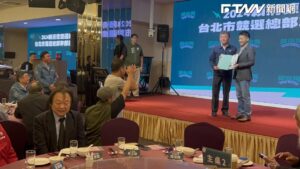 尷尬如前任相見！王世堅、何志偉終於同框　「堅偉」同桌7分鐘0互動