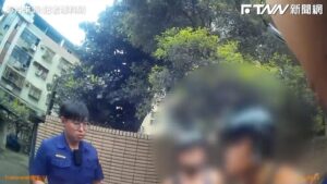 影／鬼月2男無聊到墓園放水雷鞭炮　不怕驚擾好兄弟