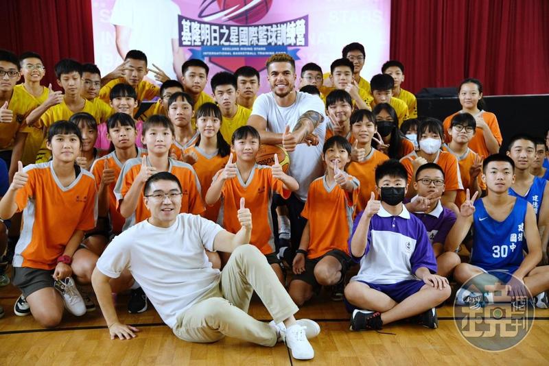 NBA前鋒小波特訪基隆指導學生　透露「喬丹是我心中的GOAT」
