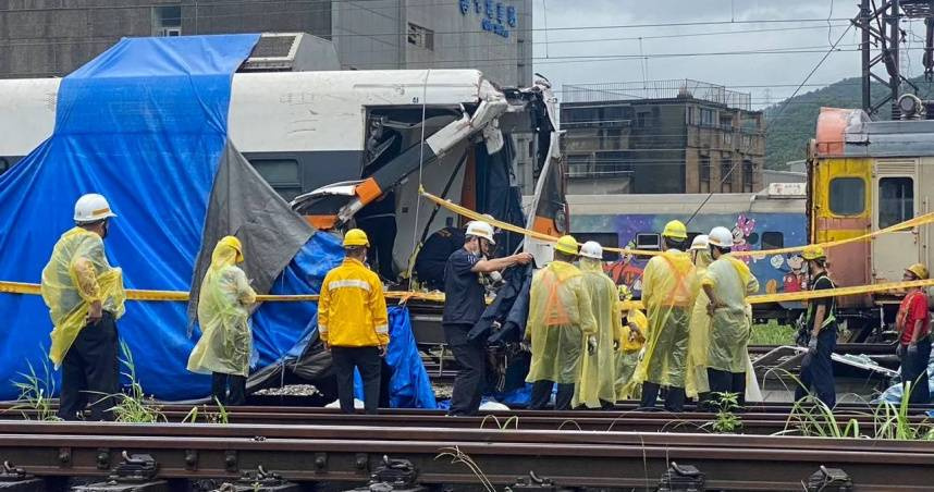 太魯閣號翻出骨頭、破百件遺物！　台鐵局長：用Line或致電向家屬道歉