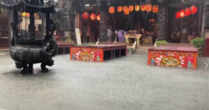 國家警報狂響「17縣市豪、大雨特報」　彰化淹水…鹿港天后宮變池塘