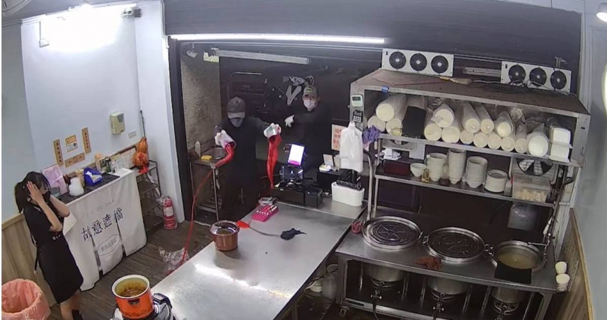 小吃店遭3惡煞砸店潑漆！老闆娘嚇傻「全程摀耳」嘆：治安怎麼了