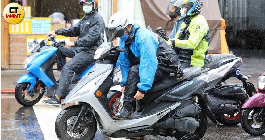 南部大雷雨…台南永康水淹半個輪胎　嘉義番路一級淹水警戒
